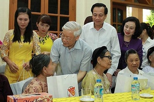 Chủ tịch Nước tặng quà người có công dịp Tết Nguyên đán 2021