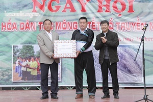 Báo Sơn La: thăm, tặng quà Tết xã Hang Chú