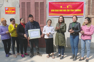 Hội LHPN huyện Mộc Châu trao nhà "Mái ấm tình thương" cho hội viên nghèo