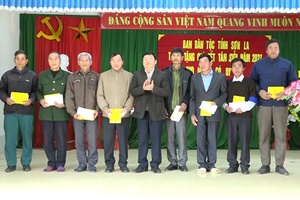 Thăm, tặng quà người có uy tín huyện Quỳnh Nhai 