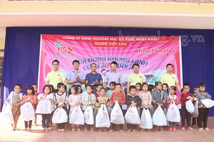 Trao 600 suất quà cho học sinh có hoàn cảnh khó khăn