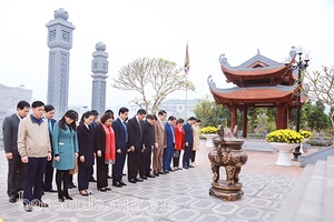 Đoàn đại biểu Đảng bộ tỉnh Sơn La dự Đại hội đại biểu toàn quốc lần thứ XIII của Đảng dâng hương tại Đền thờ Bác Hồ