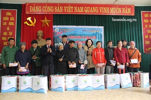 Tặng quà Tết cho các hộ nghèo, gia đình chính sách xã Chiềng Tương