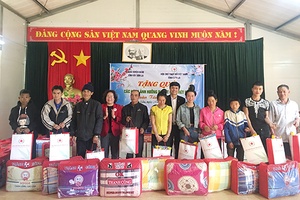Thăm tặng quà các hộ bị ảnh hưởng do rét đậm, rét hại