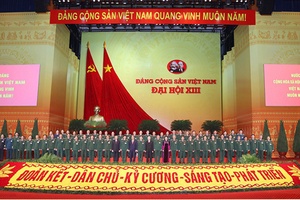 Các đại biểu thảo luận các văn kiện Ðại hội