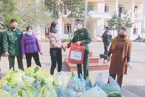 Lãnh đạo huyện Mộc Châu thăm, tặng quà các chốt biên phòng 