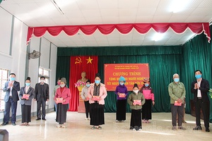 Chi hội Doanh nghiệp thành phố Sơn La: Tặng quà tết cho 263 hộ nghèo, cận nghèo