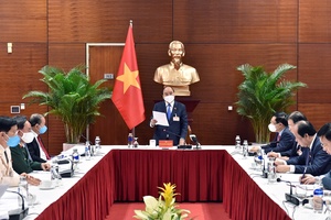 Thủ tướng Nguyễn Xuân Phúc chủ trì họp khẩn ứng phó dịch Covid-19