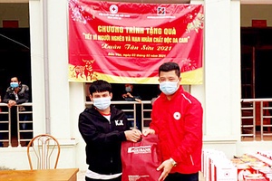 Trao quà “Tết vì người nghèo và nạn nhân chất độc da cam” Xuân Tân Sửu 2021