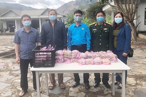 Tặng bánh chưng cho khu cách ly tập trung huyện Mường La