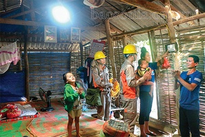 Mang ánh sáng cho hộ nghèo đón Tết