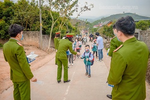 Mộc Châu: Tặng khẩu trang, nước rửa tay sát khuẩn cho 2.500 học sinh