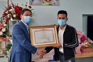 Trao Bằng khen của Thủ tướng Chính phủ cho anh Nguyễn Ngọc Mạnh