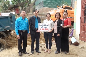 LĐLĐ tỉnh hỗ trợ 20 triệu đồng cho đoàn viên bị hỏa hoạn 