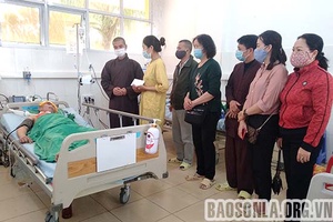 Tặng 50 triệu đồng cho bệnh nhân có hoàn cảnh khó khăn