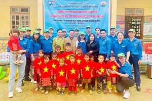 Bàn giao công trình sân chơi trẻ em cho điểm trường mầm non bản Pha Nhên