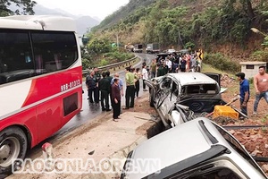 Mộc Châu: Tai nạn giao thông liên hoàn giữa 3 xe ô tô