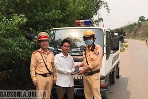 Cán bộ Công an nhặt được của rơi trả người đánh mất