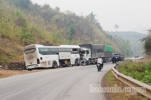 Mộc Châu: Ô tô khách đấu đầu xe tải khiến 4 người bị thương