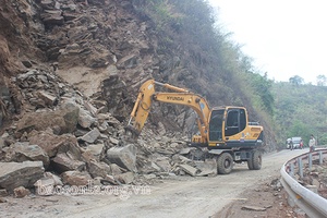 Bắc Yên sạt lở đất, đá trên quốc lộ 37