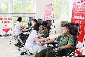 Trên 200 người tham gia đăng ký hiến máu tình nguyện