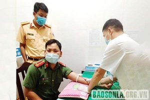 5 chiến sỹ hiến máu cứu người