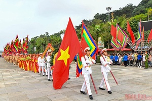 Hàng vạn du khách về dâng hương Vua Hùng