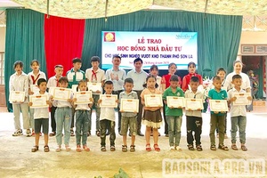 Trao học bổng cho 60 học sinh nghèo vượt khó
