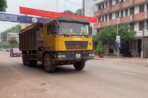 Nguy cơ mất an toàn giao thông từ các xe chở đất