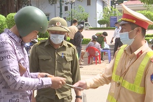 Mộc Châu: Xử phạt 12 trường hợp không đeo khẩu trang nơi công cộng