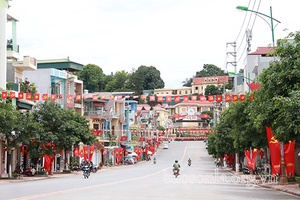 Thành phố đỏ sắc Quốc kỳ chào mừng Ngày hội lớn
