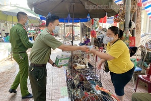 Công an Thành phố phát 2.500 khẩu trang y tế miễn phí cho người dân 