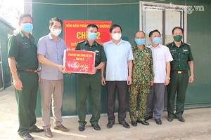 Đồng chí Chủ tịch Ủy ban MTTQ Việt Nam tỉnh thăm, tặng quà các chốt phòng, chống dịch COVID-19