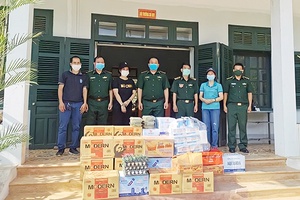 Tặng quà cán bộ, chiến sĩ làm nhiệm vụ chống dịch tại khu vực biên giới