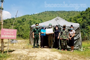 Nhiều tổ chức, cá nhân tặng quà Đồn Biên phòng Nậm Lạnh