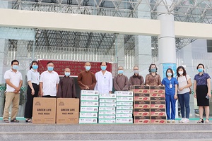 Chùa Trúc Lâm Hưng Quốc tặng 5.000 khẩu trang cho Bệnh viện Đa khoa tỉnh