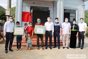 Sở Tài chính trao nhà tình nghĩa cho hộ nghèo