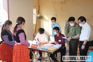 Đồng chí Giám đốc Công an tỉnh kiểm tra công tác bầu cử tại huyện Vân Hồ