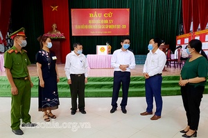 Đồng chí Trưởng Ban Nội chính tỉnh ủy kiểm tra công tác bầu cử tại huyện Quỳnh Nhai