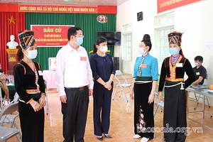 Đồng chí Chủ nhiệm Ủy ban Kiểm tra Tỉnh ủy kiểm tra công tác bầu cử tại huyện Yên Châu