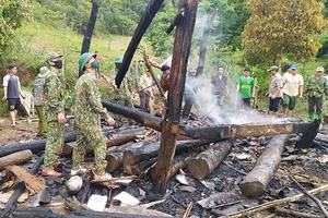 Đồn Biên phòng Chiềng On giúp đỡ gia đình bị hỏa hoạn