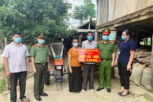 Thăm, tặng quà cho gia đình có hoàn cảnh khó khăn