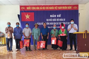 Tặng quà người có uy tín và hộ gia đình có hoàn cảnh khó khăn