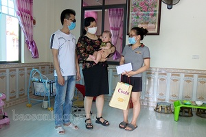 Hội Người mù tỉnh Sơn La tặng quà cho trẻ em khiếm thị