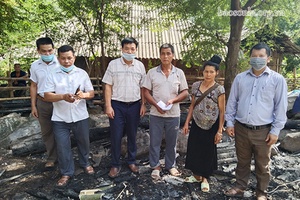 Hỗ trợ gia đình bị cháy nhà tại Chiềng San (Mường La)