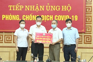 Mộc Châu tiếp nhận trên 100 triệu đồng ủng hộ phòng, chống dịch COVID-19