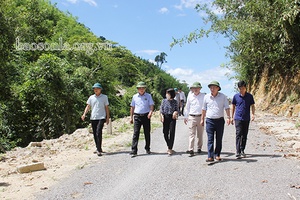 Đồng chí Phó Chủ tịch UBND tỉnh kiểm tra tiến độ một số công trình, dự án đường giao thông trên địa bàn huyện Mộc Châu và Vân Hồ