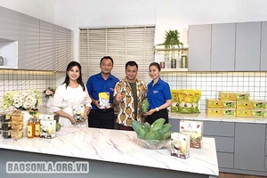 Nghệ sĩ nhân dân Tự Long livestream bán nông sản Sơn La