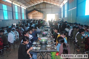 Nấu ăn bán trú - nâng bước học sinh tới trường