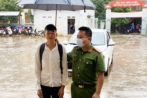 Công an xã Tô Múa hỗ trợ thí sinh đến điểm thi